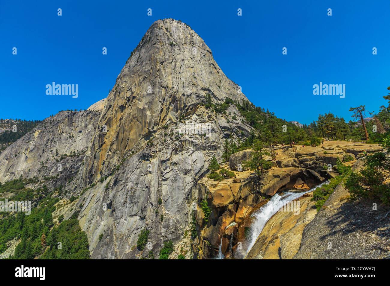 Panorama von Liberty Cap und Nevada Fall Wasserfall auf Merced River von John Muir Trail im Yosemite National Park. Pauschalreisen Kalifornien im Sommer Stockfoto