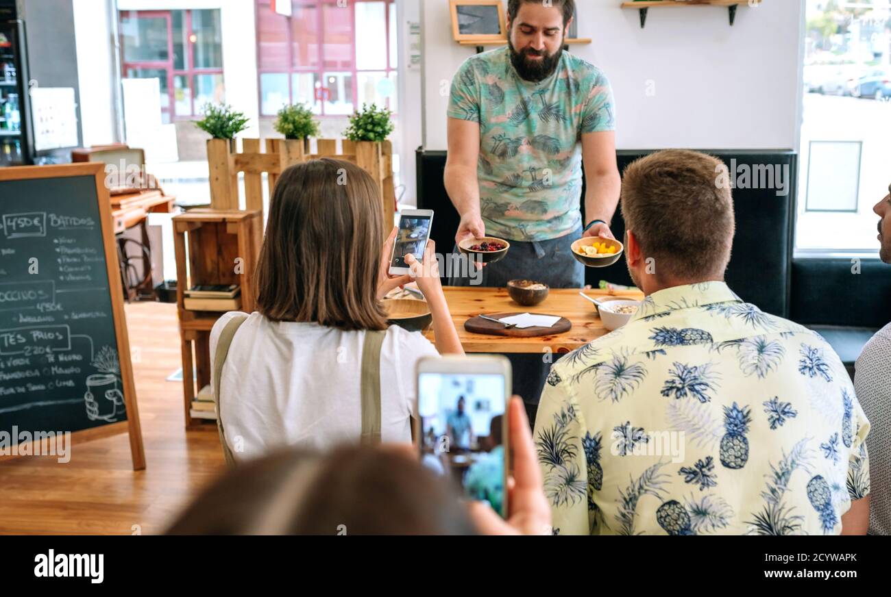 Junge Köchin, die eine Kochwerkstatt gibt Stockfoto