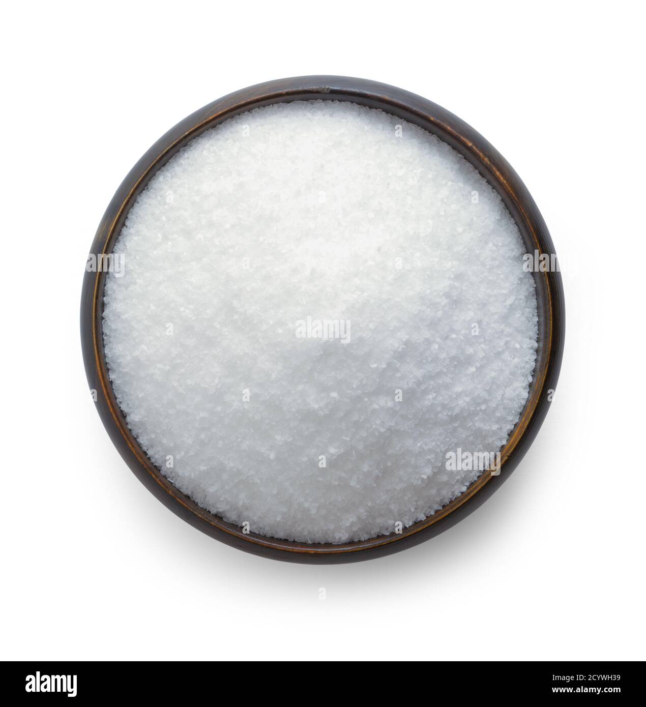 Schale voller Salz Ansicht von oben isoliert auf Weiß. Stockfoto