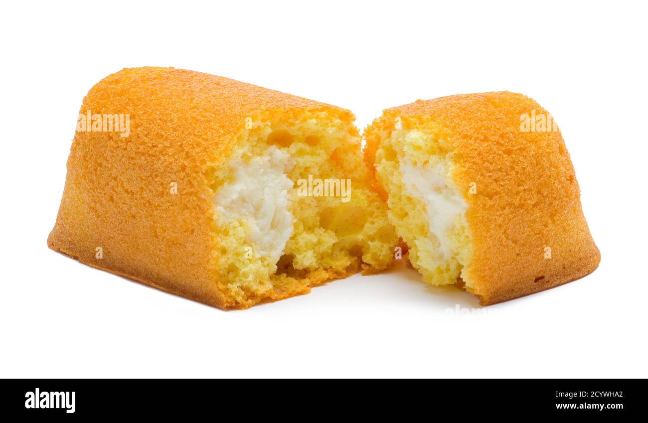 Broken Yellow Sponge Kuchen mit Creme Füllung isoliert auf Weiß. Stockfoto