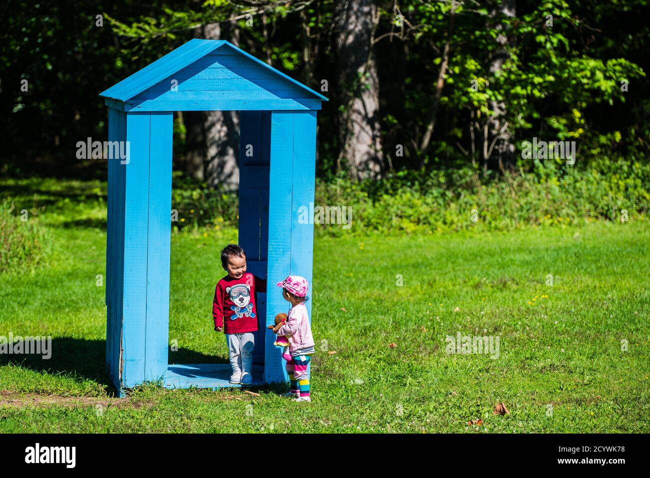 Mont Saint-Bruno Park, Kanada - August 30 2020: Kinder spielen in einer blauen Türdekoration im Mont Saint-Bruno Park Stockfoto