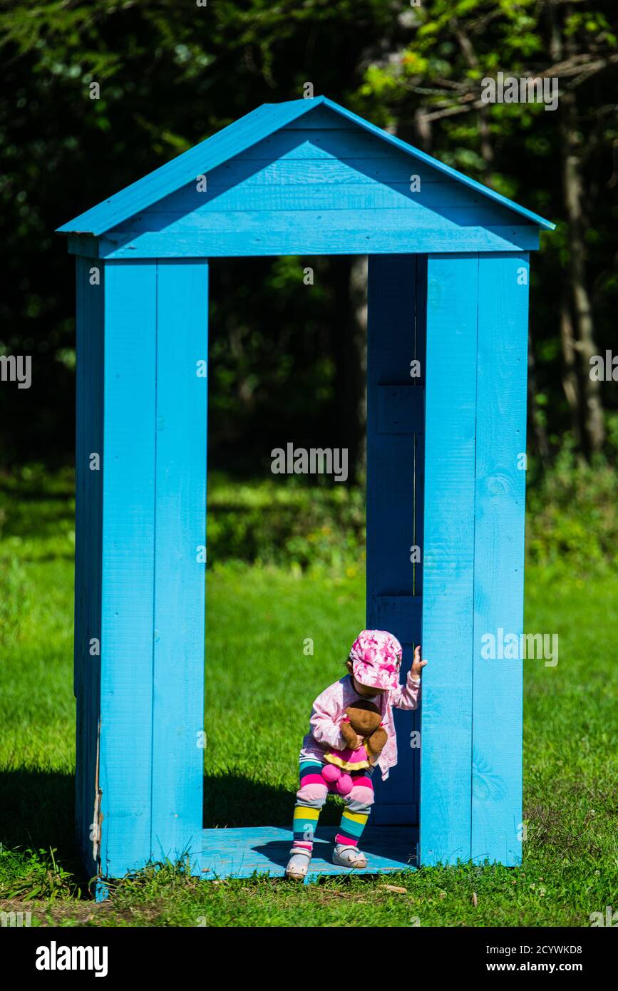 Mont Saint-Bruno Park, Kanada - August 30 2020: Kinder spielen in einer blauen Türdekoration im Mont Saint-Bruno Park Stockfoto