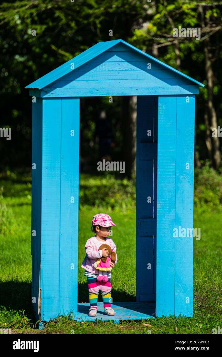 Mont Saint-Bruno Park, Kanada - August 30 2020: Kinder spielen in einer blauen Türdekoration im Mont Saint-Bruno Park Stockfoto