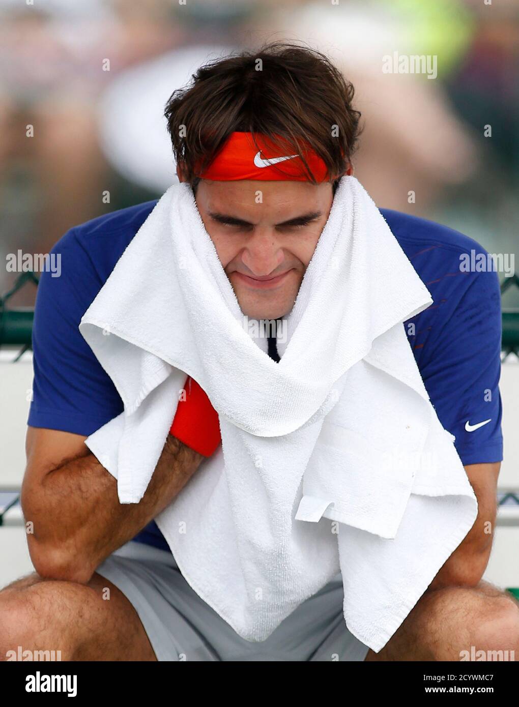 Roger Federer Switzerland Wipes Face Stockfotos und -bilder Kaufen - Alamy