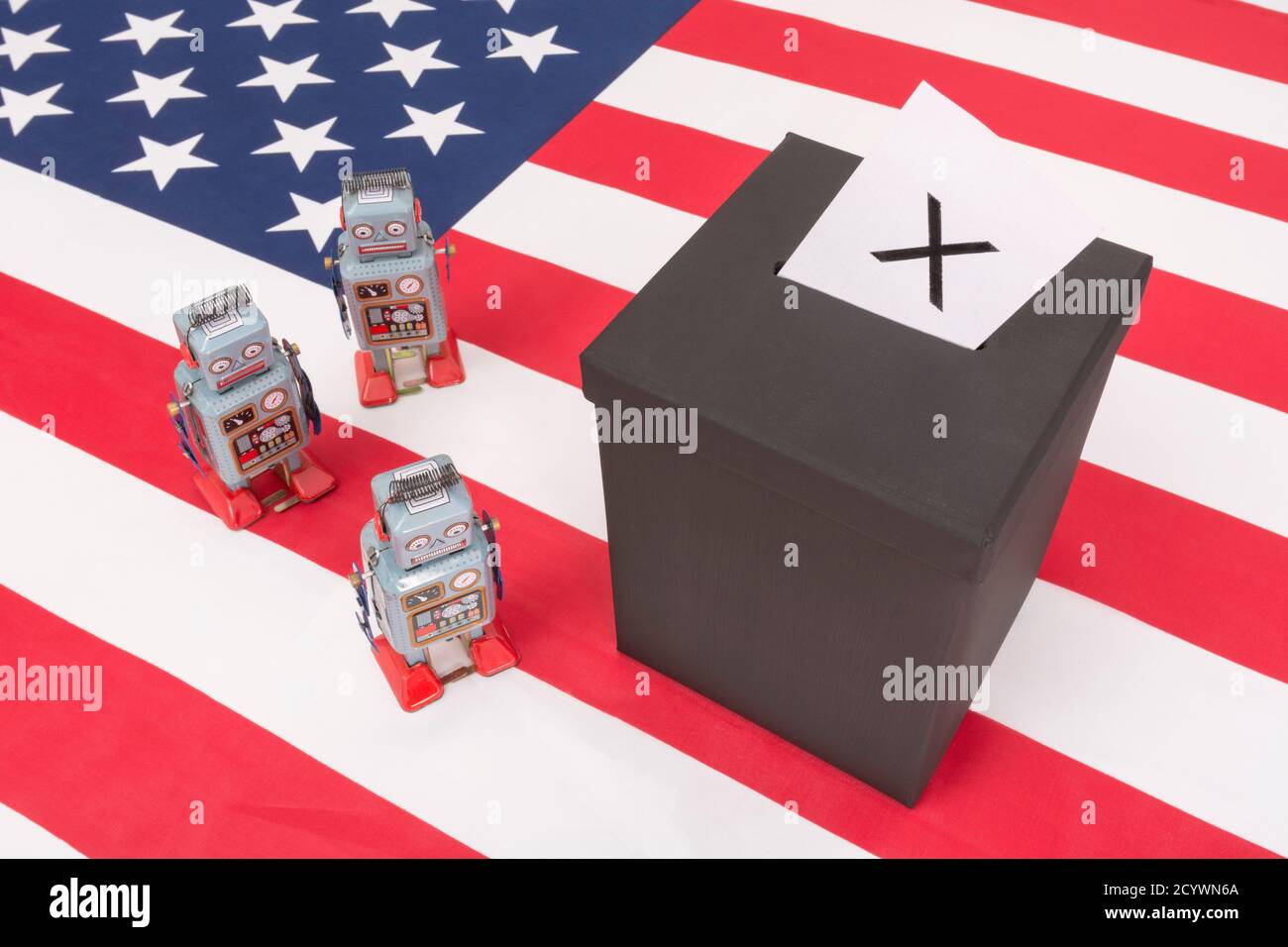 Zum Aufziehen des Uhrwerk-Spielzeugroboters auf der amerikanischen Flagge/den Stars & Stripes. Für russische Vulkan-Bots, die sich in US-amerikanische Wahlen einmischen, russische Trolle und Roboter-KI. Stockfoto