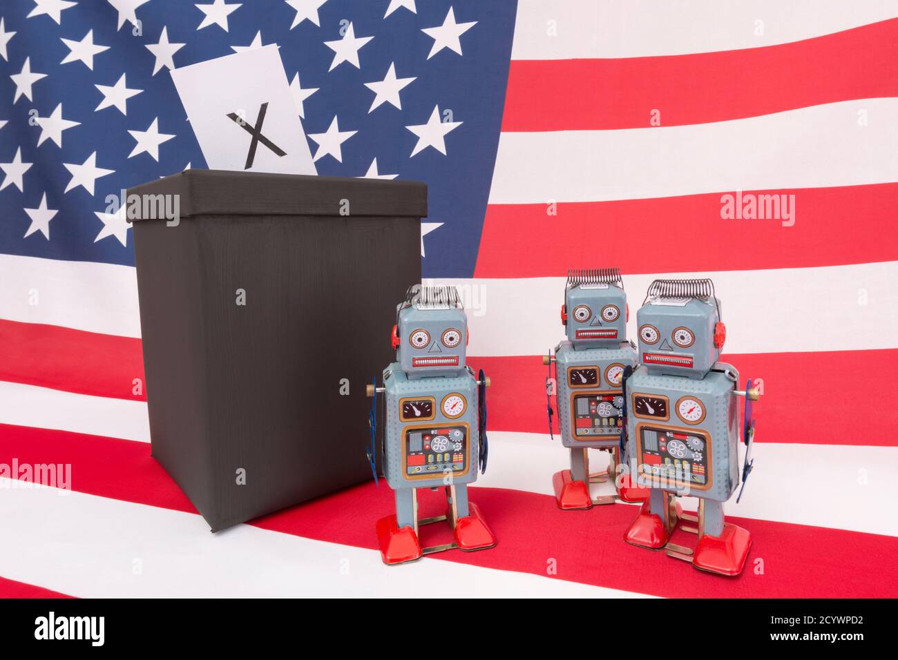 Zum Aufziehen des Uhrwerk-Spielzeugroboters auf der amerikanischen Flagge/den Stars & Stripes. Für russische Vulkan-Bots, die sich in US-amerikanische Wahlen einmischen, russische Trolle und Roboter-KI. Stockfoto