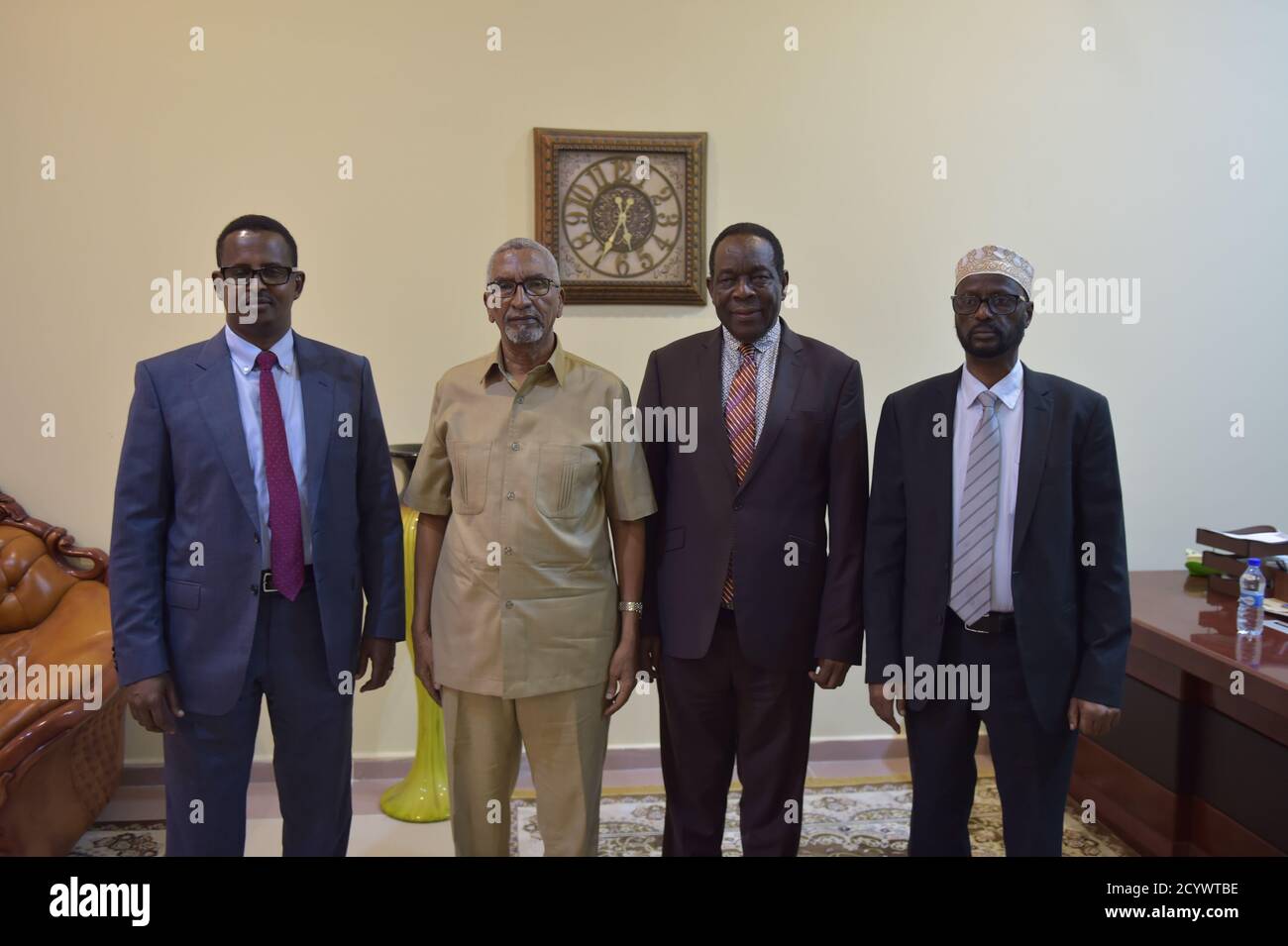 Botschafter Francisco Caetano Jose Madeira, Sonderbeauftragter der Kommission der Afrikanischen Union, trifft am 2. Juli 2018 im Büro von Abdullahi in Mogadischu mit Abdi Hashi Abdullahi, dem Sprecher des Oberhauses Somalias, zusammen, um politische Angelegenheiten zu erörtern. Stockfoto