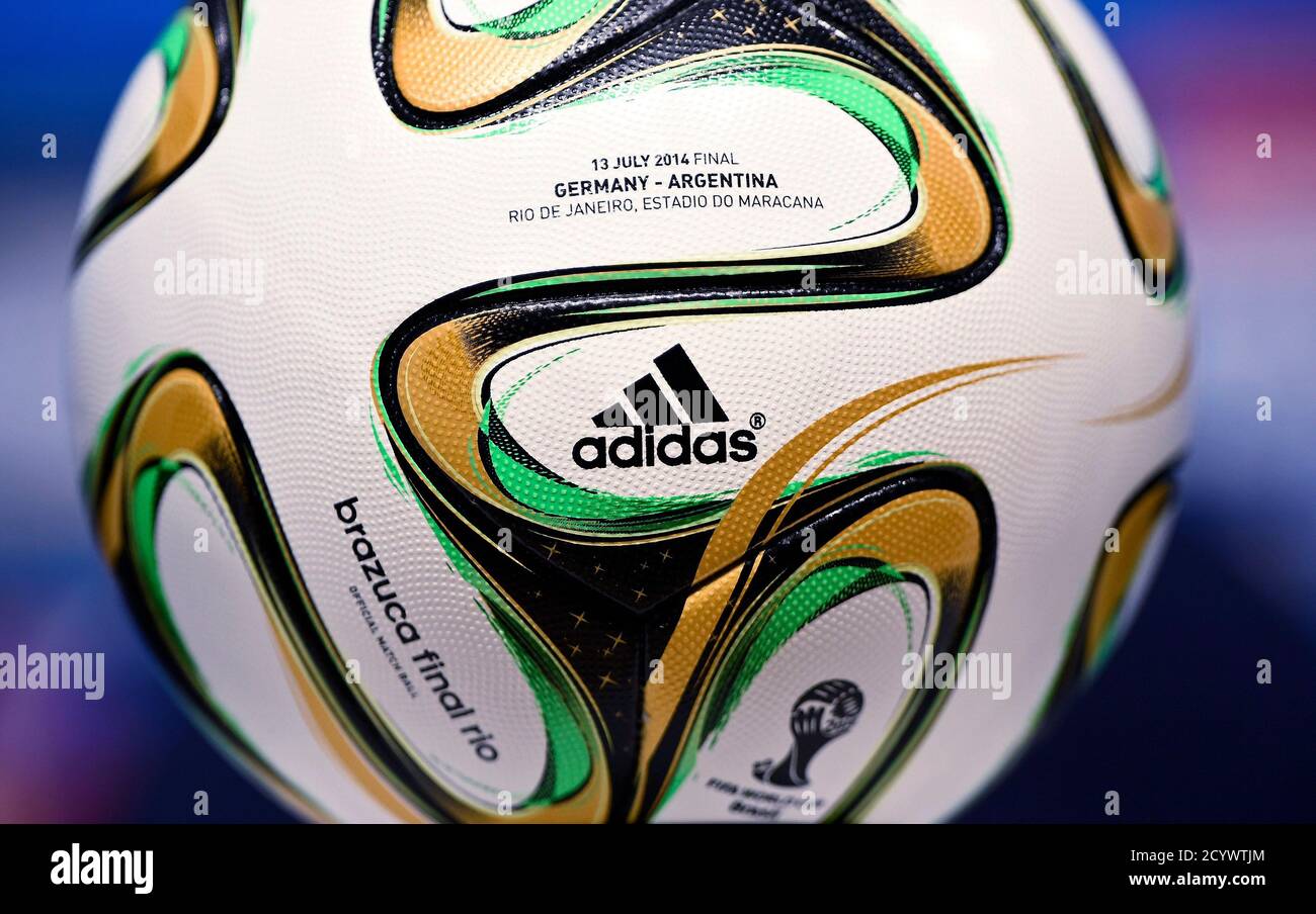 Eine Replik von einem Adidas Brazuca Fußball, den offiziellen Ball für  Sonntag World Cup-Finale zwischen Deutschland und Argentinien, wird während  einer Pressekonferenz im Maracana-Stadion in Rio De Janeiro 12. Juli 2014  angezeigt.