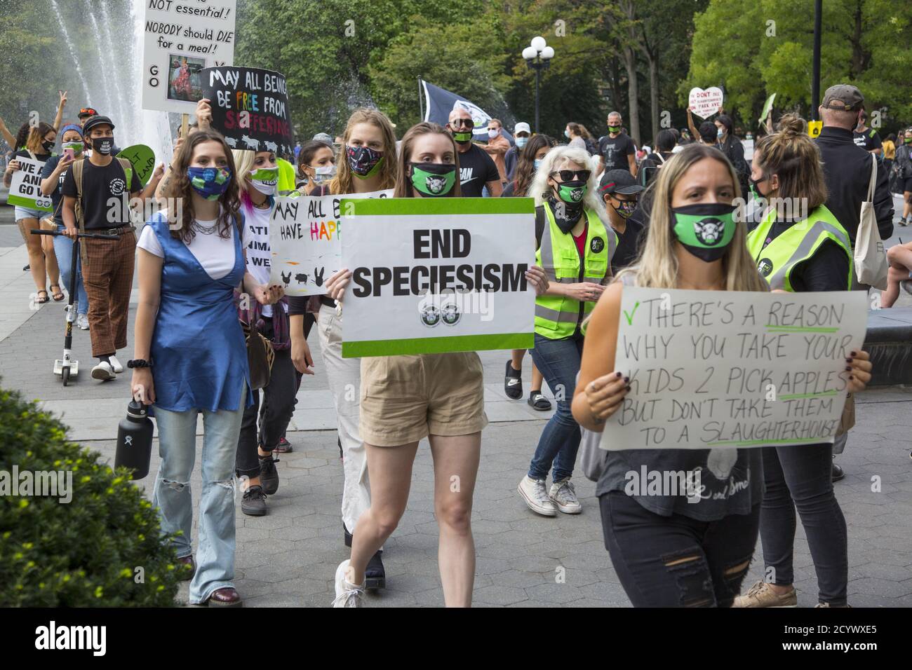 Vegane Kundgebung und marsch am Washington Square, New York City. Veganer sprechen sich für Tiere, Gesundheit, Erde und Umwelt aus. Stockfoto