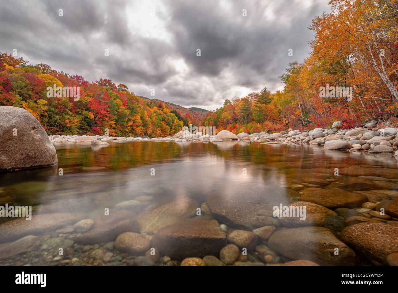 Das Herbstlaub vom Ufer des East Branch Pemigewasset River neben dem Kancamagus Scenic Byway aus gesehen. Stockfoto