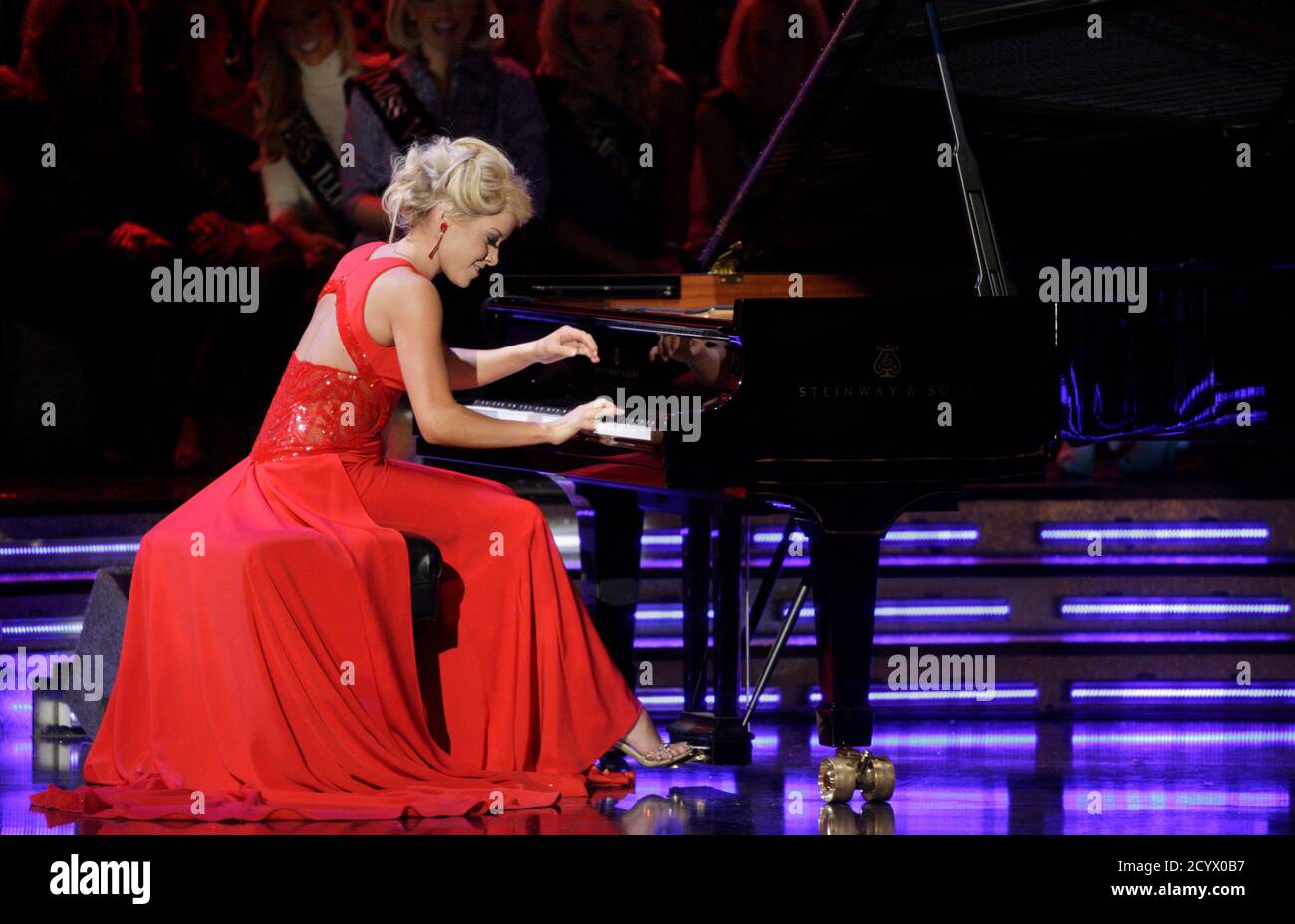 Miss Nebraska Teresa Scanlan, 17, spielt Klavier während der Talent-Teil der Miss America Pageant im Theater für darstellende Künste in das Planet Hollywood Resort and Casino in Las Vegas, Nevada, 15. Januar 2011. Scanlan wurde später Miss America 2011 gekrönt. REUTERS/Steve Marcus (Vereinigte Staaten - Tags: ENTERTAINMENT) Stockfoto
