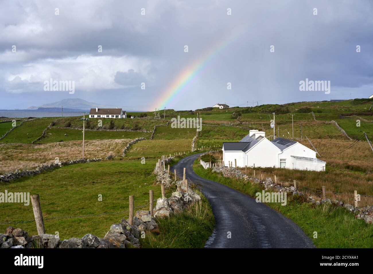 Ein Regenbogen über der Halbinsel Renvyle in Connemara, County Galway, Irland Stockfoto