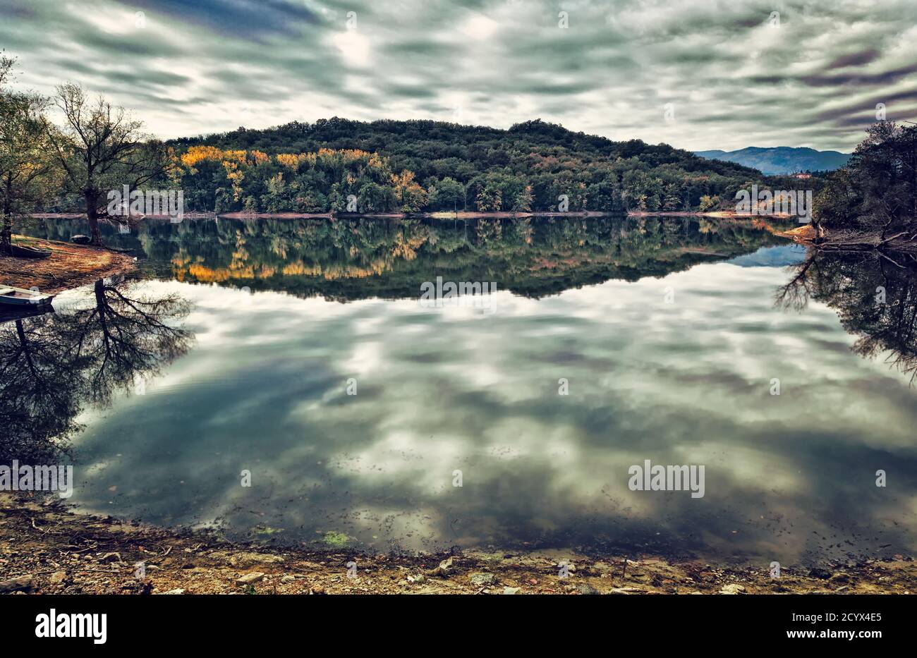 Dramatische Landschaft eines Sees bei bewölktem Wetter. Der San Cipriano-See in der Toskana ist ein künstliches Becken, das nach dem Bau des Staudamms entstanden ist Stockfoto