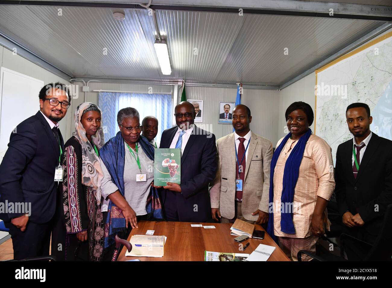 Am 30. Juli 2018 hielt Simon Mulongo, Stellvertretender Sonderbeauftragter der Kommission der Afrikanischen Union für Somalia, in Mogadischu ein Treffen mit Experten für Rechte und Wohlergehen von Kindern ab. Stockfoto