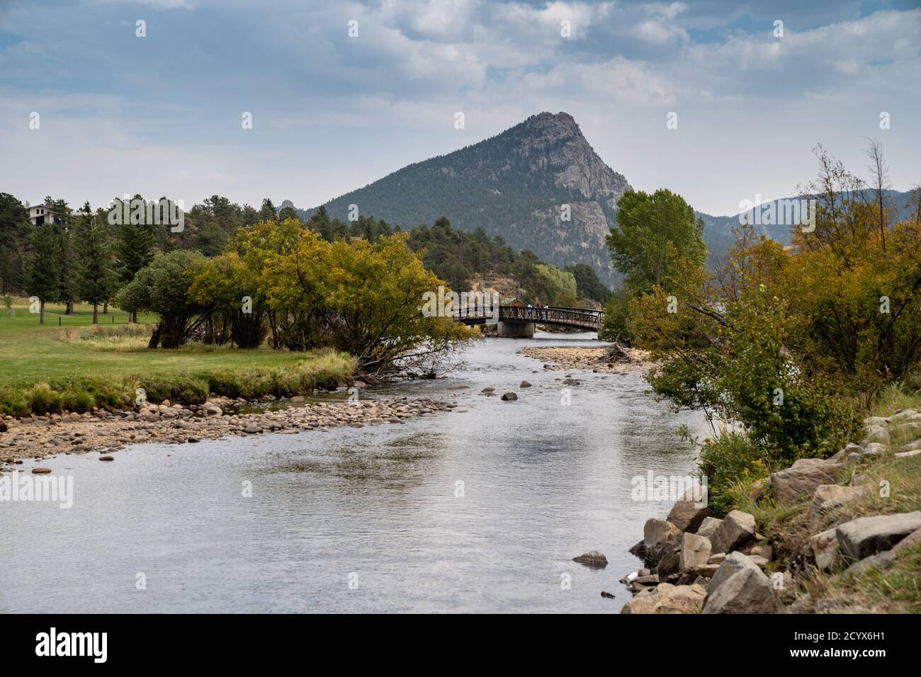 Lake Estes in Estes Park Colorado, Blick auf den Fluss mit einer Brücke und Berg im Hintergrund Stockfoto