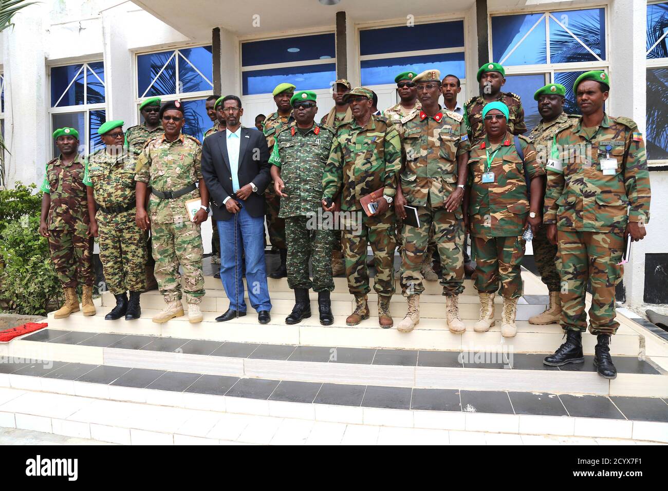 Am 12. August 2018 posierte der stellvertretende Präsident der Jubbaland-Administration Mohamud Sayid Aden für ein Gruppenfoto mit dem AMISOM Force Commander Jim Besigye und hochrangigen AMISOM- und SNA-Offizieren in Kismaayo, Somalia. Stockfoto