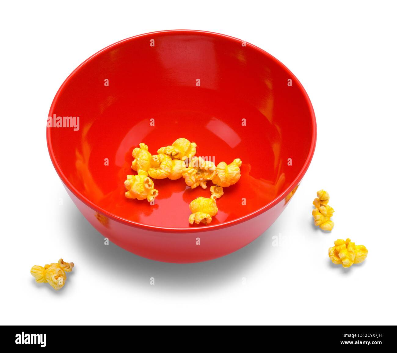 Rote Schale mit ein paar Popcornstücken. Stockfoto
