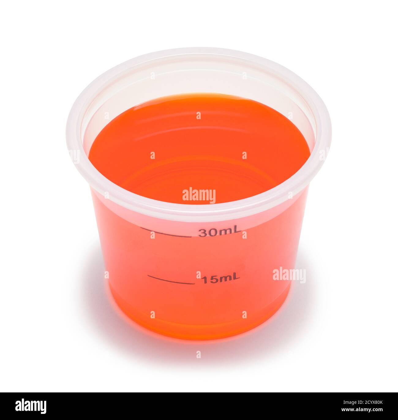 Volle Tasse Orange Medizin isoliert auf Weiß. Stockfoto