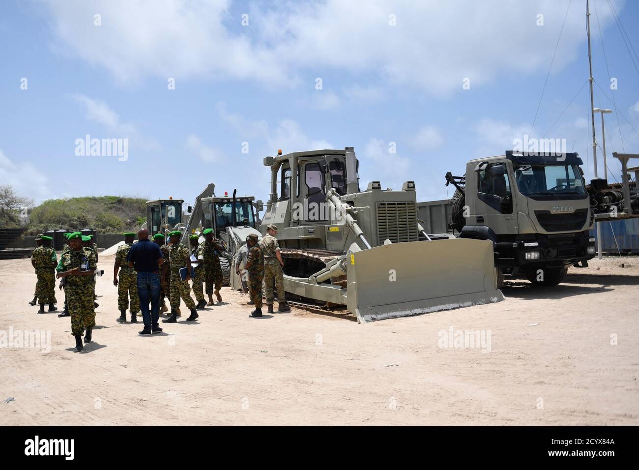 Am 25. August 2018 übergab Generalleutnant Jim Beesigye Owoyesigire von AMISOM Straßenbauausrüstung an Brigadegeneral Leonidas Niyungeko in Mogadischu. Die von der britischen Regierung gespendete Ausrüstung wird dazu beitragen, die wichtigsten Versorgungswege in Sektor 5 zu klären. Stockfoto