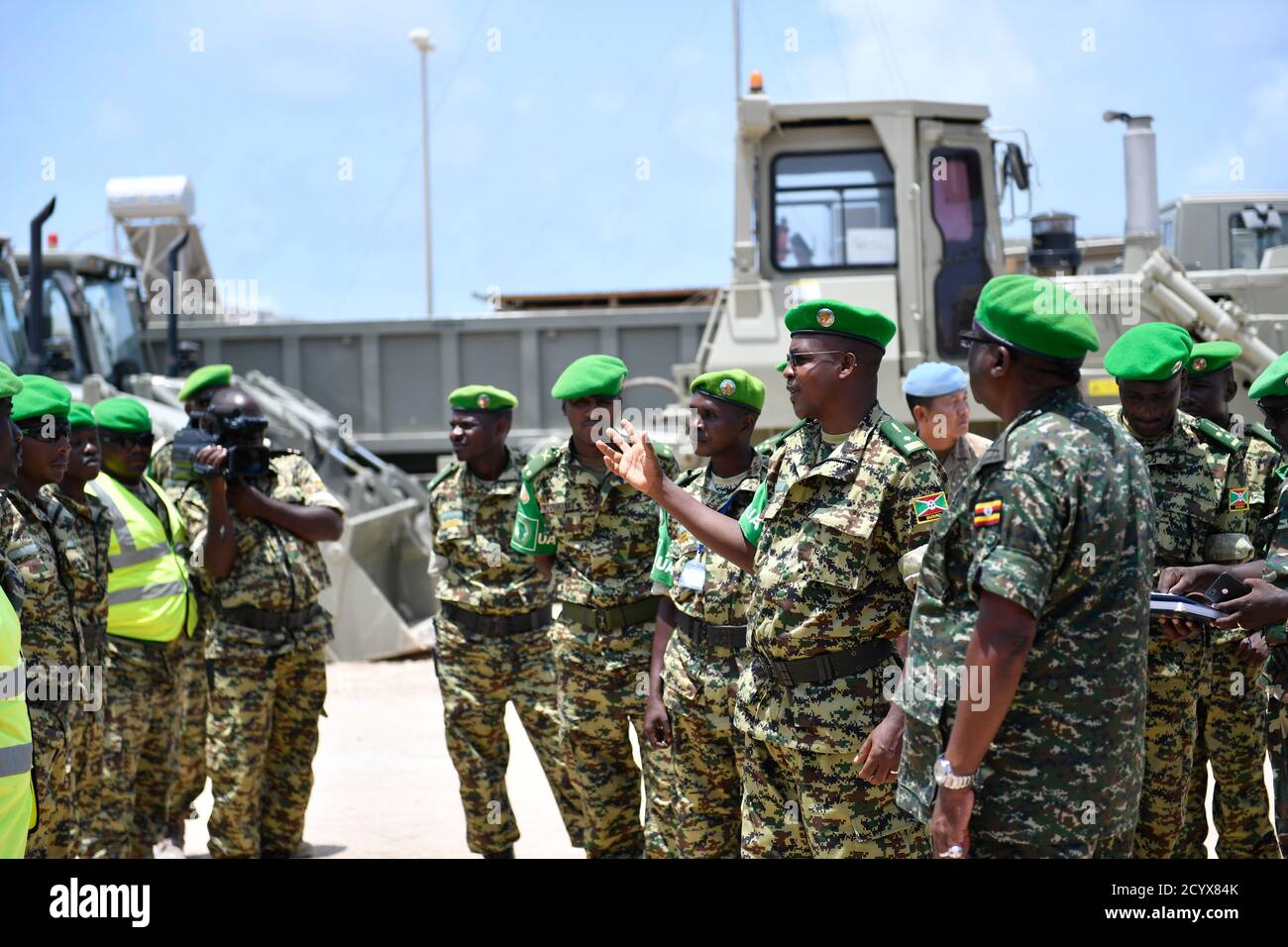 Am 25. August 2018 übergab Generalleutnant Jim Beesigye Owoyesigire, Befehlshaber der AMISOM Force, schwere Straßenbauausrüstung, die von der britischen Regierung an Brigadegeneral Leonidas Niyungeko, dem Sektor5-Befehlshaber des burundischen Kontingents in Mogadischu, gespendet wurde. Stockfoto