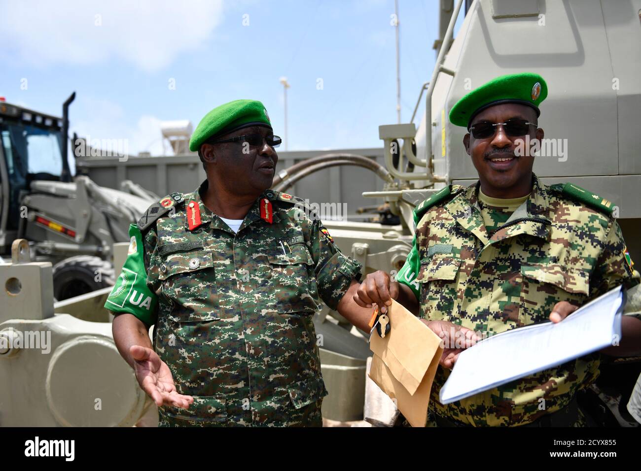 Am 25. August 2018 präsentierte Generalleutnant Jim Beesigye Owoyesigire, Befehlshaber der AMISOM Force, dem Brigadegeneral Leonidas Niyungeko in Mogadischu (Somalia) die von der britischen Regierung gespendete Ausrüstung für den Straßenbau, um die Infrastruktur und die Bewegung in der Region zu verbessern. Stockfoto