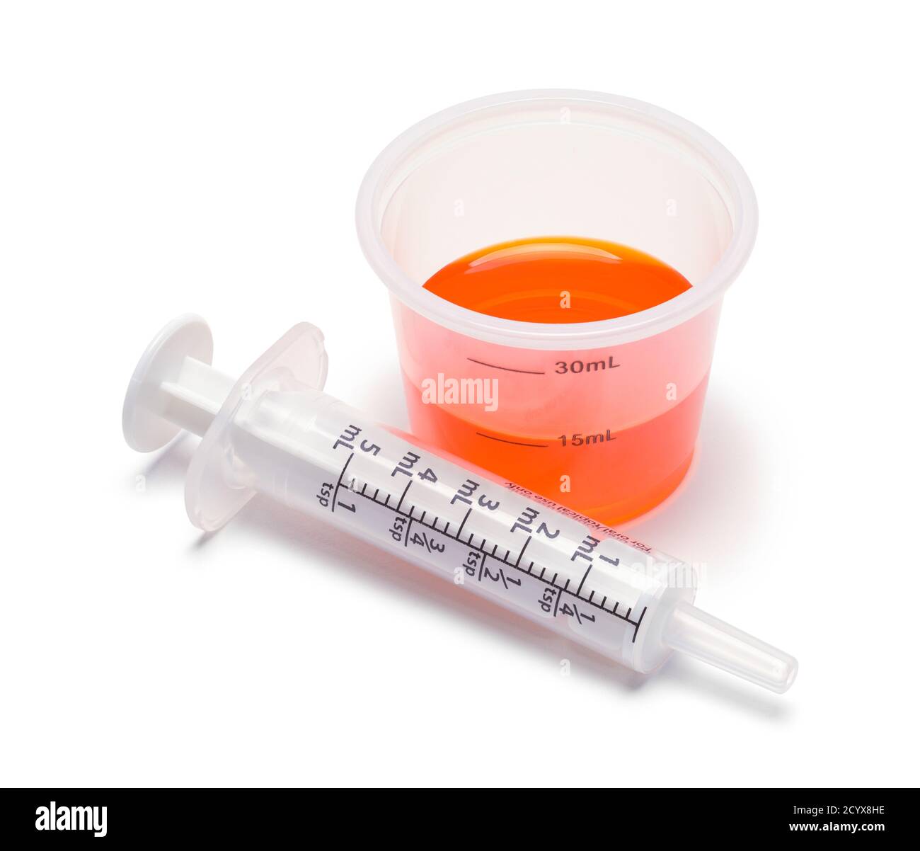 Flüssige Medizin im Becher mit oraler Spritze. Stockfoto