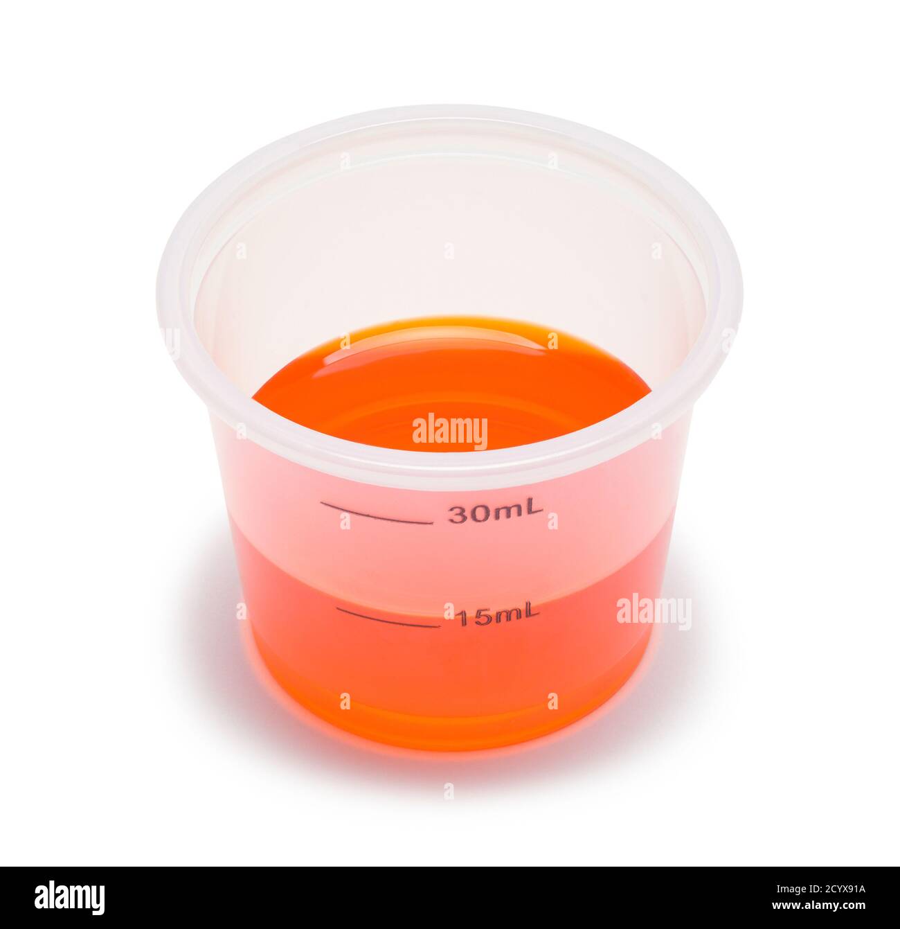 Orange Medizin in Tasse isoliert auf Weiß. Stockfoto