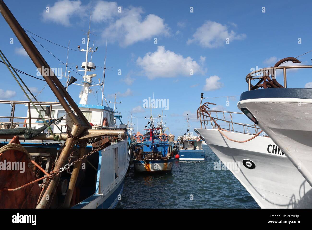 Fischerboote liegen neben Luxusyachten im Hafen von Trapani Sizilien Stockfoto