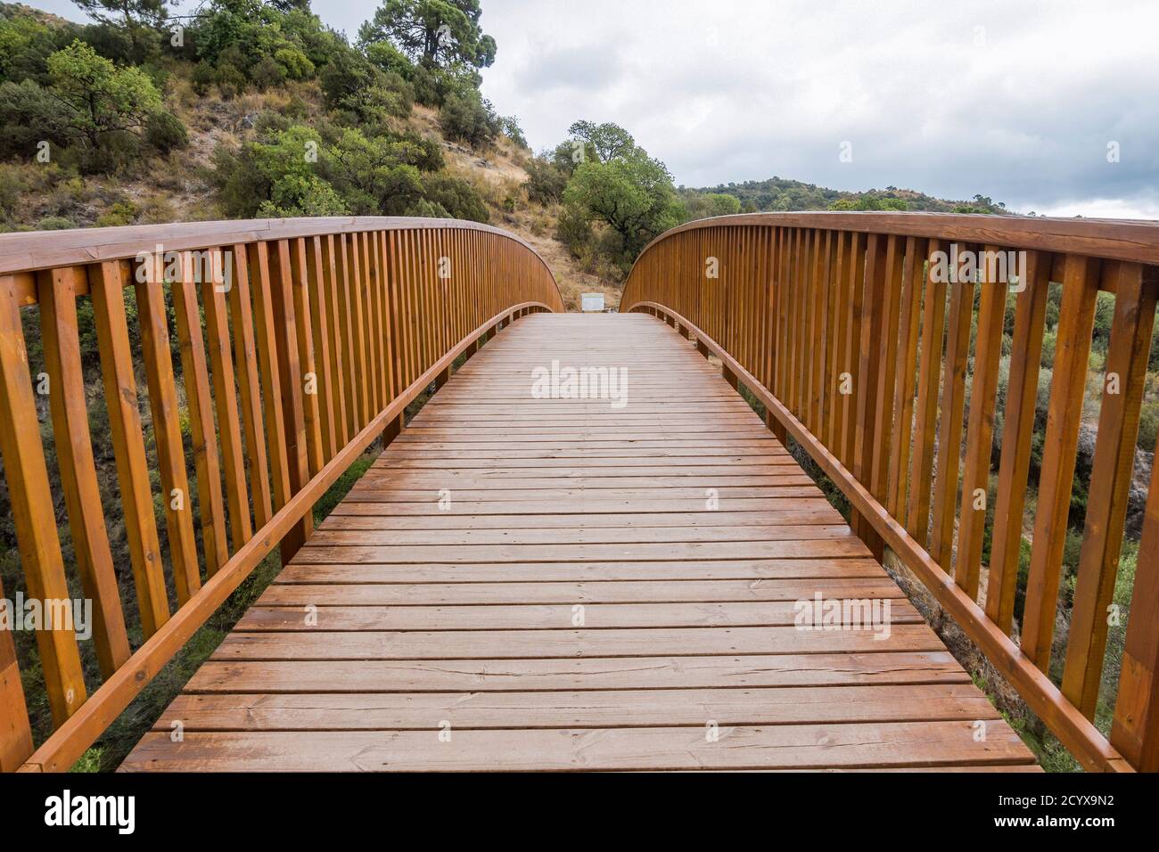 Holzbrücke, am Wasserweg (Acequia) in der Nähe des Guadalmina Canal Trail, Benahavis, Andalusien, Spanien. Stockfoto