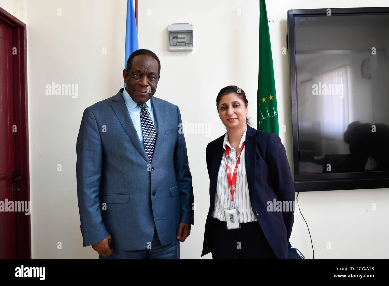 Botschafter Francisco Madeira, Sonderbeauftragter der Kommission der Afrikanischen Union für Somalia, trifft am 11. September 2018 im Hauptquartier der AMISOM-Mission in Mogadischu mit Qurat-ul-Ain Sadozai, dem Leiter der UNMAS Somalia, zusammen. Im Mittelpunkt der Gespräche standen die laufenden Bemühungen um Minenschutz und Sicherheit in Somalia. Stockfoto