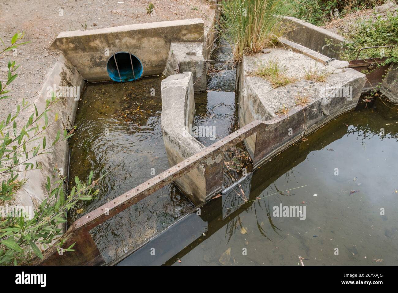Altes acequia oder Séquia ein gemeinschaftsbetriebener Wasserlauf, der für die Bewässerung auf einem Pfad verwendet wird. Benahavis, Andalusien, Spanien. Stockfoto
