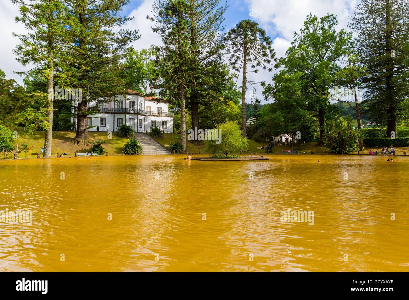 Furnas, Azoren, Portugal - 16. August 2020: Schwimmen in einem Mineralbad im botanischen Garten Terra Nostra in Furnas, Sao Miguel isran Stockfoto