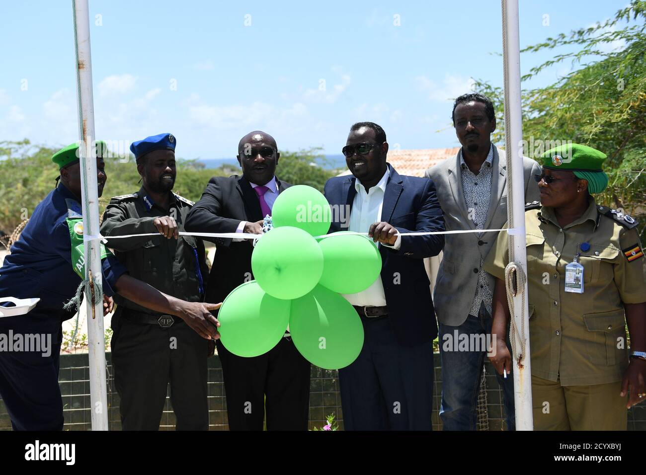 Simon Mulongo (Mitte), der stellvertretende Sonderbeauftragte des Vorsitzenden der Kommission der Afrikanischen Union (DSRCC) für Somalia, und Abdulkadir Adan Jelle, der Minister für innere Sicherheit des Staates Hirshabelle in Somalia, schnitten während einer Funktion ein Band ab, um ein von AMISOM gestiftetes Fahrzeug an die Staatspolizei Hirshabelle zu übergeben. Die Übergabe fand am 04. Oktober 2018 in Mogadischu, Somalia, statt. Stockfoto