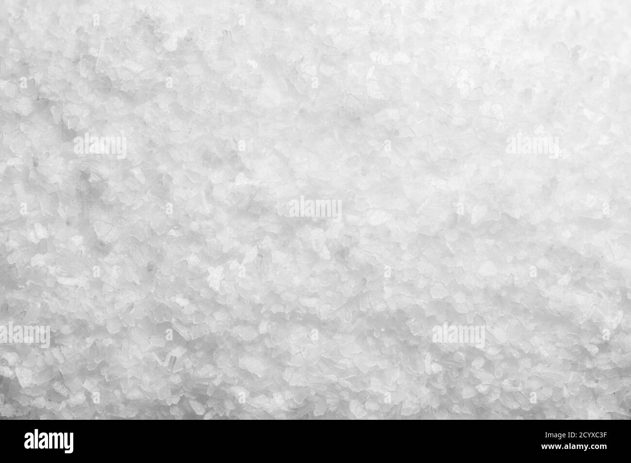 Granuliertes Meersalz Haufen Hintergrund Nahaufnahme. Stockfoto