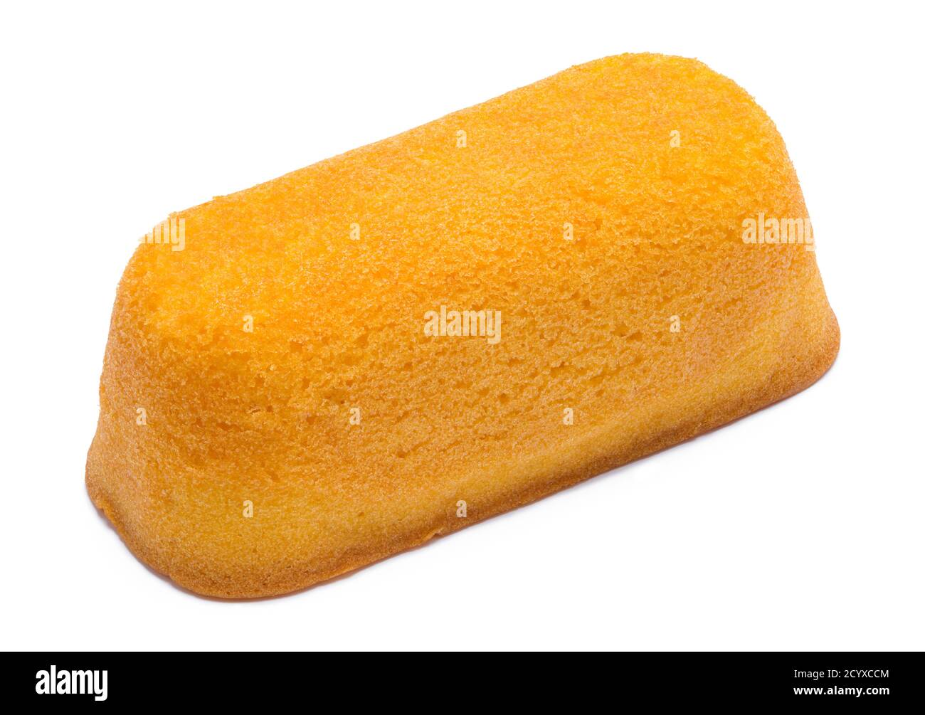 Gelber Biskuitkuchen mit Sahne-Füllung isoliert auf Weiß. Stockfoto
