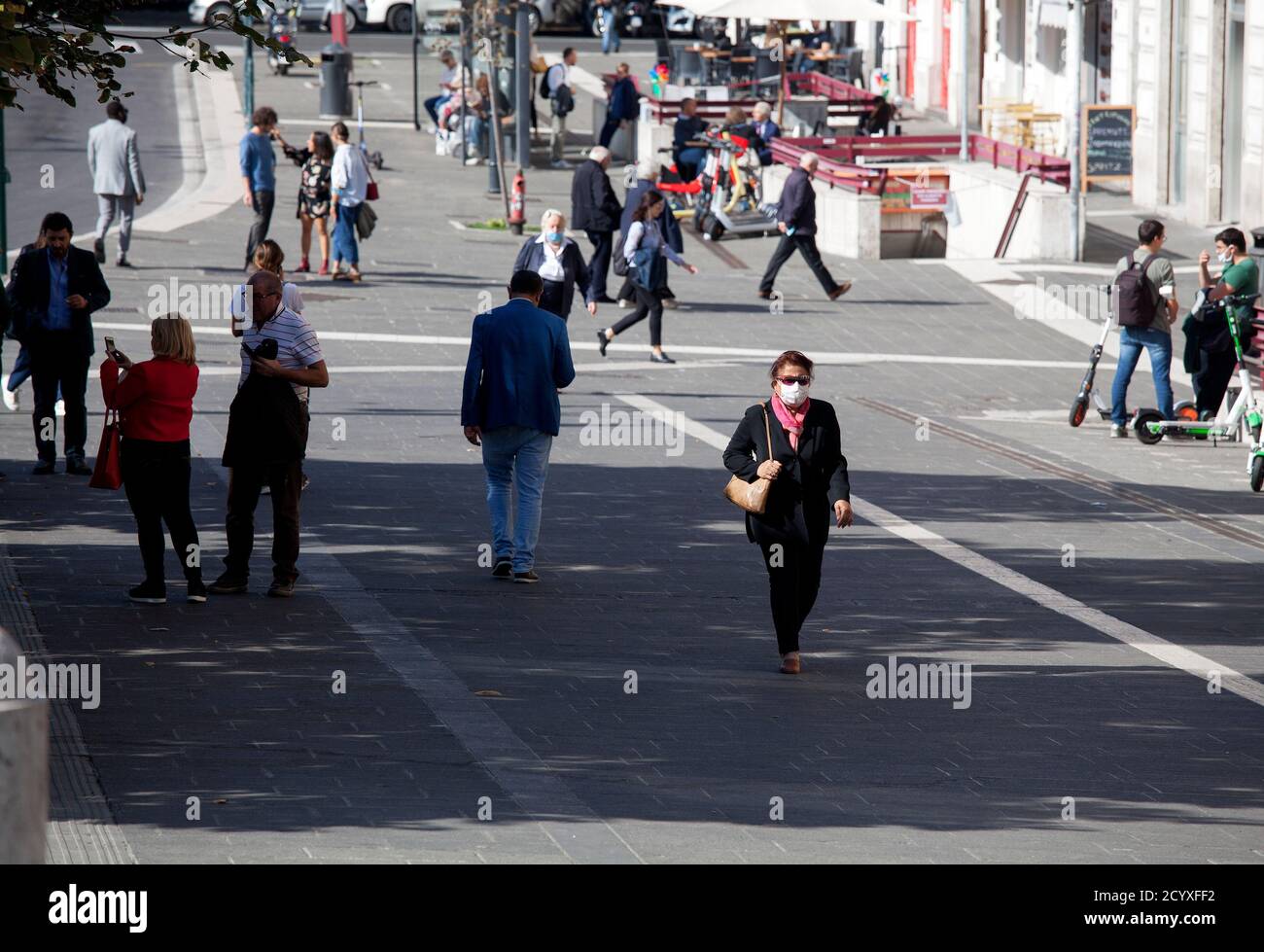 ROM, ITALIEN - OKTOBER 01 2020: Fußgänger, die Schutzmasken tragen, überqueren eine Straße in Rom, Italien. Stockfoto