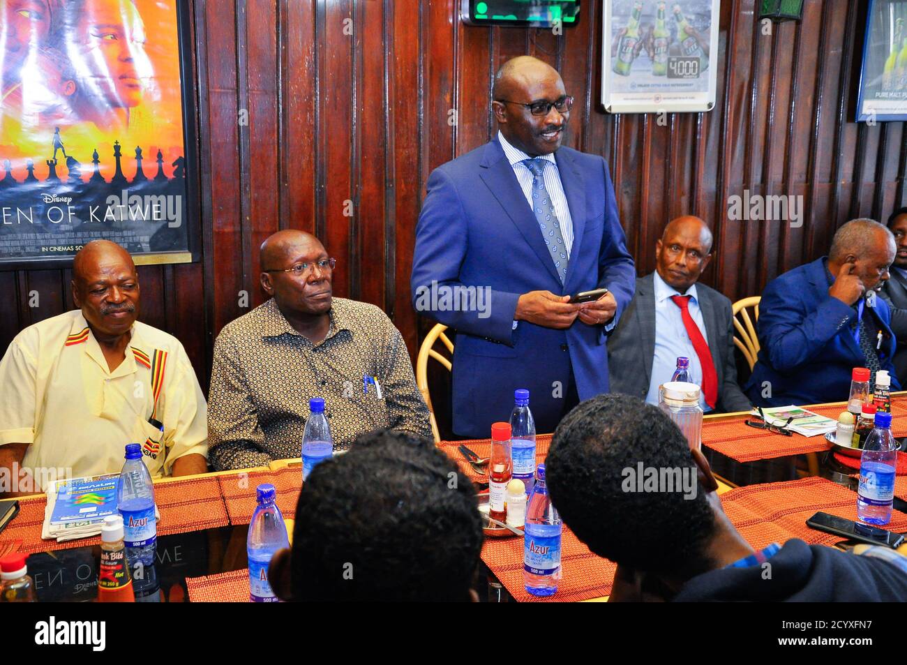 Am 16. November 2018 traf sich Simon Mulongo, stellvertretender Sonderbeauftragter des Vorsitzenden der Kommission der Afrikanischen Union, mit somalischen Regierungsbeamten in Kampala (Uganda), um Führungskompetenzen zu Schulen, die von der AMISOM unterstützt werden. Stockfoto