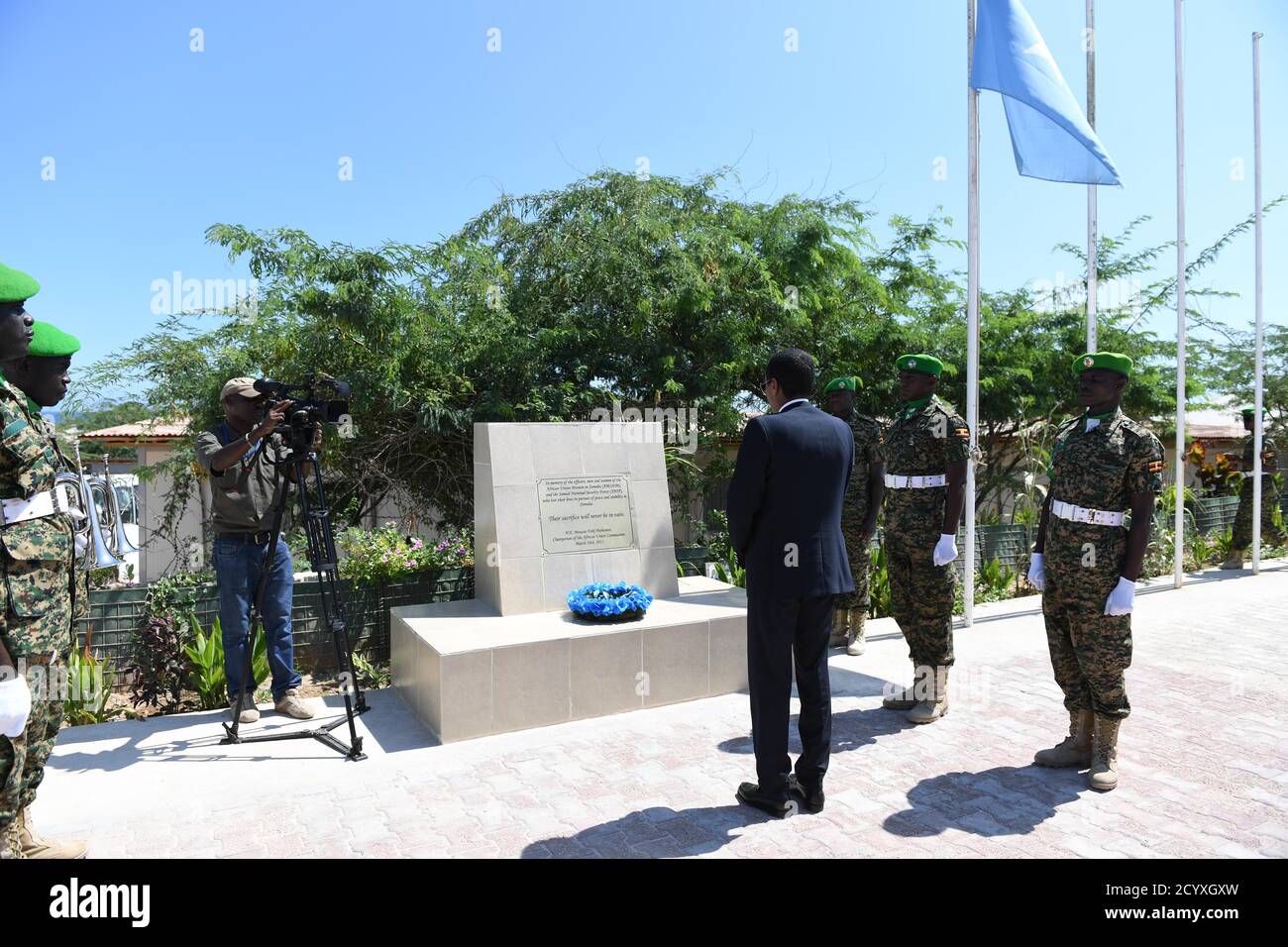 Botschafter Mohamed Idriss (mit Rücken zur Kamera), der Dschibuti-Botschafter in Äthiopien und der Afrikanischen Union ehrt AMISOM-Soldaten, die im Dienst in Somalia gestorben sind. Botschafter Idriss leitete am 26. November 2018 eine Delegation des Friedens- und Sicherheitsrates der Afrikanischen Union bei einem dreitägigen Arbeitsbesuch in Somalia, um die politische und sicherheitspolitische Lage des Landes zu bewerten. Stockfoto