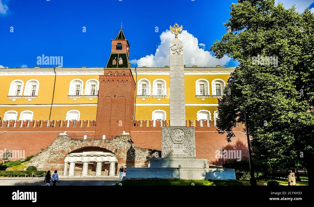 Romanowski Obelisk (der Obelisk des Alexander-Gartens) vor dem Mittelarsenalnaja-Turm des Moskauer Kremls. Russland. Stockfoto