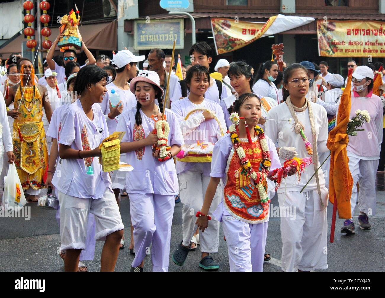 Phuket Stadt / Thailand - 7. Oktober 2019: Phuket Vegetarian Festival oder neun Kaiser Götter Festival Prozession, Thai chinesische Anhänger in weißen Kleidern Stockfoto