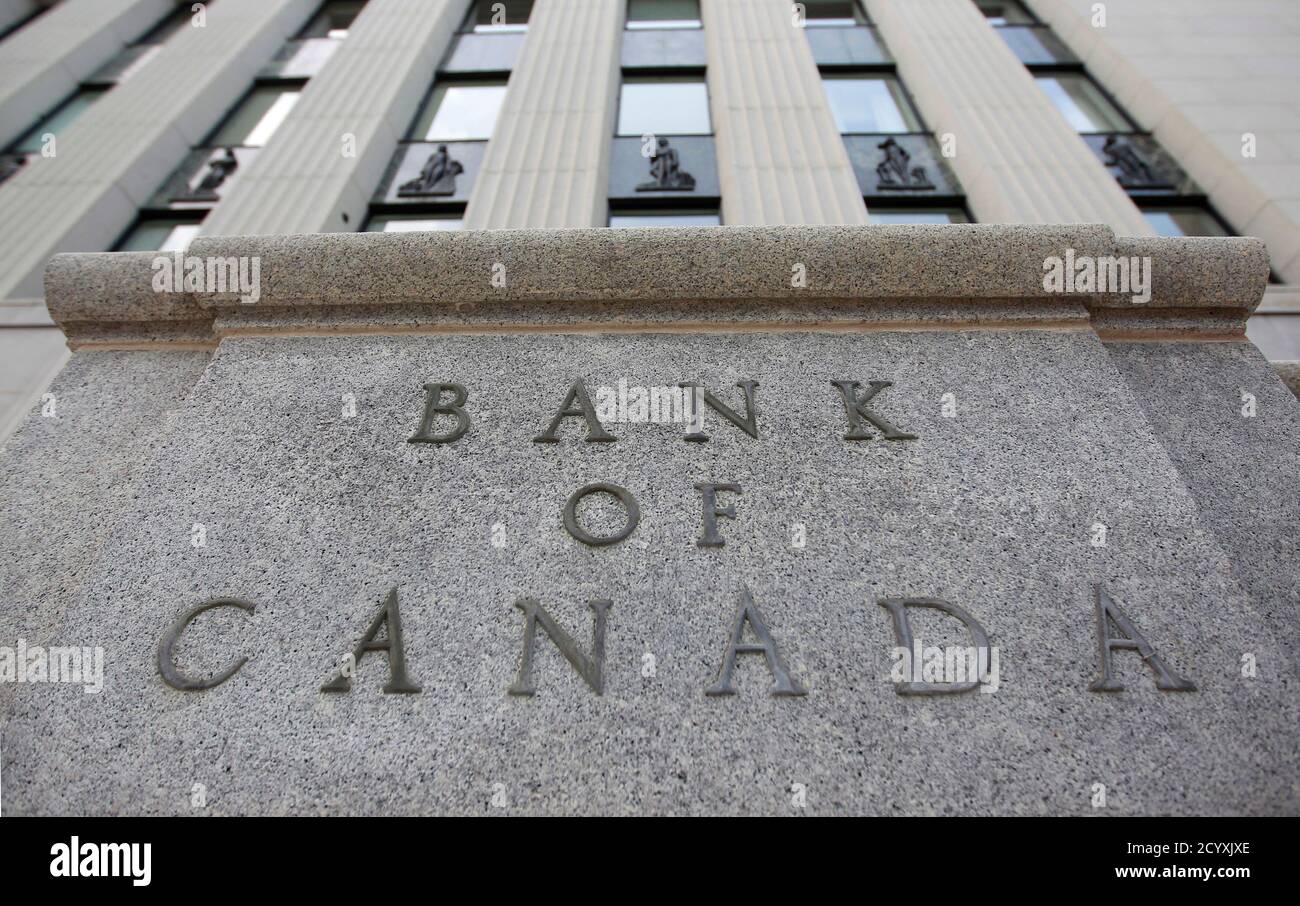 Das Gebäude der Bank of Canada ist am 19. Juli 2011 in Ottawa abgebildet. Die Bank of Canada hielt ihren Leitzins am Dienstag erwartungsgemäß stabil, deutete aber stärker als zuvor an, dass sie wieder steigen würde, sobald die robuste Binnenwirtschaft näher an die volle Kapazität heranwächst. REUTERS/Chris Wattie (KANADA - TAGS: UNTERNEHMENSPOLITIK) Stockfoto