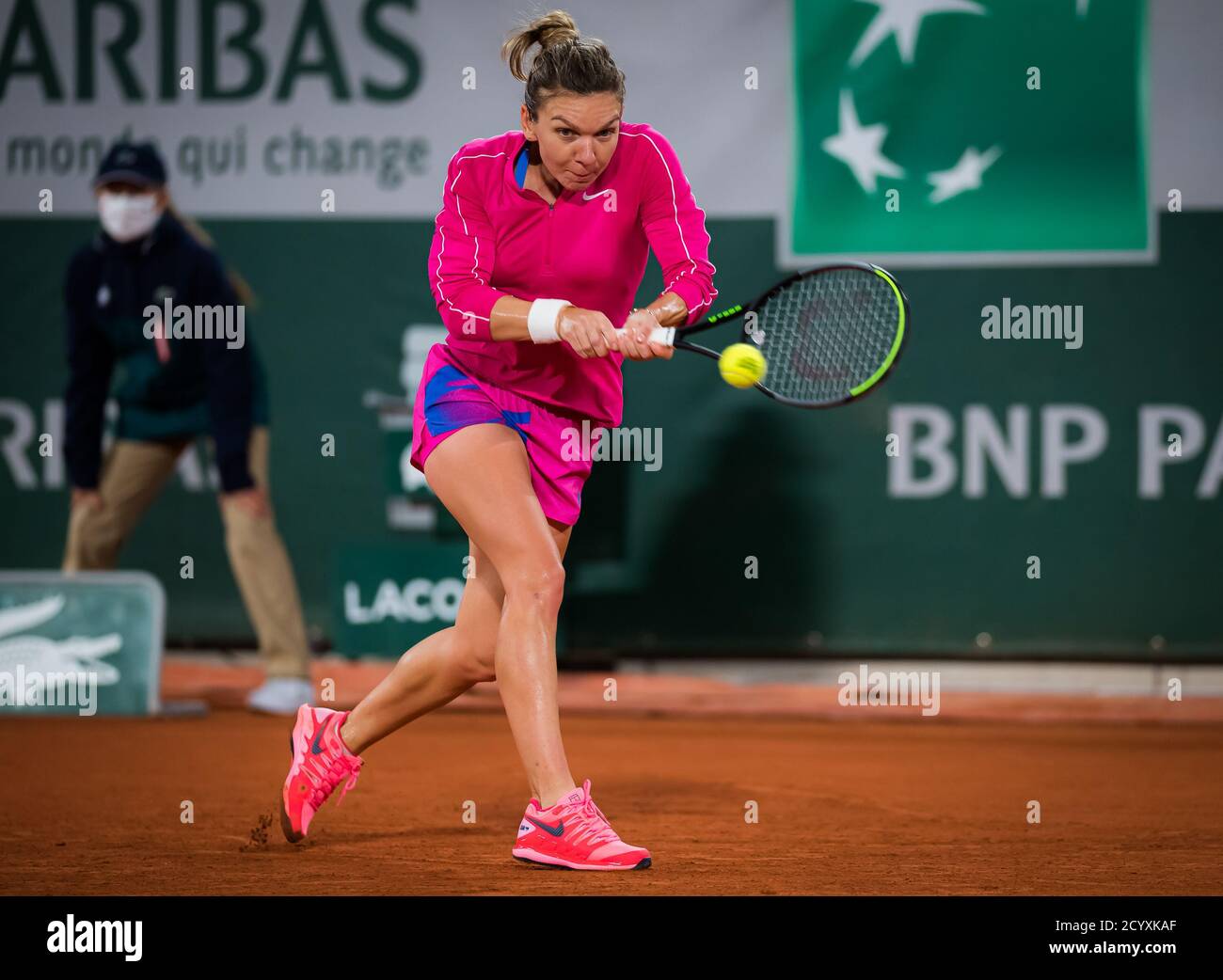 Paris, Frankreich. Oktober 2020. Simona Halep aus Rumänien im Einsatz gegen Amanda Anisimova aus den Vereinigten Staaten während der dritten Runde beim Roland Garros 2020, Grand Slam Tennisturnier, am 2. Oktober 2020 im Roland Garros Stadion in Paris, Frankreich - Foto Rob Prange / Spanien DPPI / DPPI Kredit: Lm/DPPI/Rob Prange/Alamy Live News Stockfoto