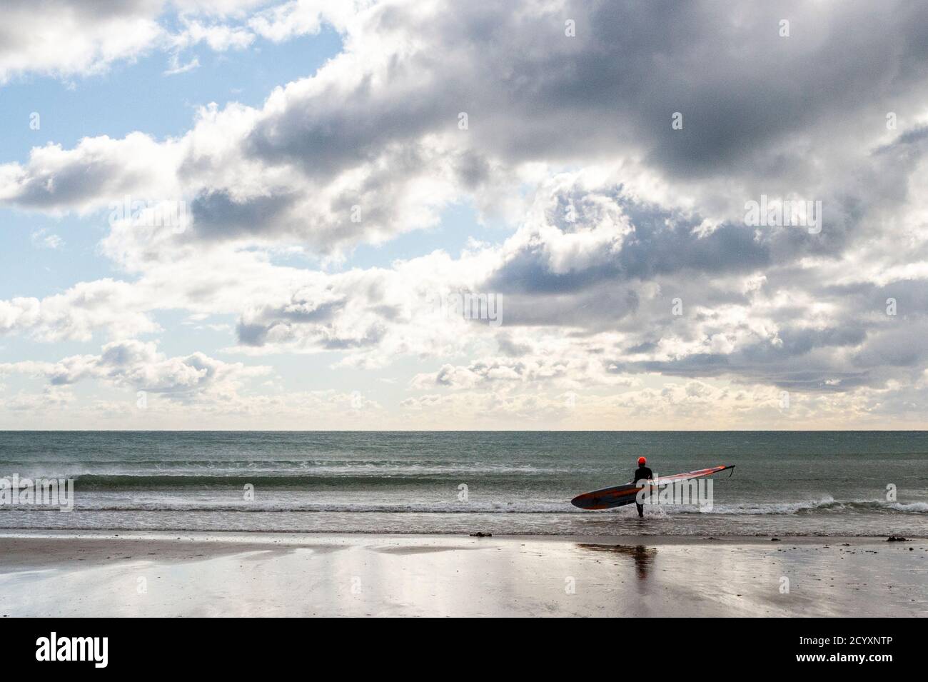 Garretstown, West Cork, Irland. Oktober 2020. Ein Windsurfer am Garretstown Beach macht das Beste aus den starken Winden, die durch Storm Alex verursacht werden. Aaran Young aus Kinsale verbrachte den Nachmittag Windsurfen, unter Ausnutzung der starken Winde. Quelle: AG News/Alamy Live News Stockfoto