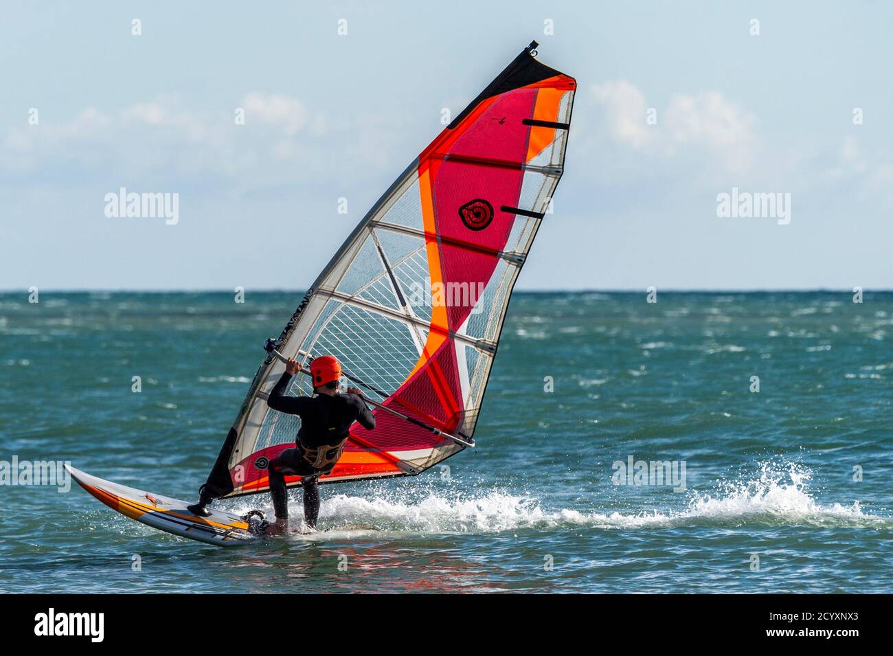 Garretstown, West Cork, Irland. Oktober 2020. Ein Windsurfer am Garretstown Beach macht das Beste aus den starken Winden, die durch Storm Alex verursacht werden. Aaran Young aus Kinsale verbrachte den Nachmittag Windsurfen, unter Ausnutzung der starken Winde. Quelle: AG News/Alamy Live News Stockfoto