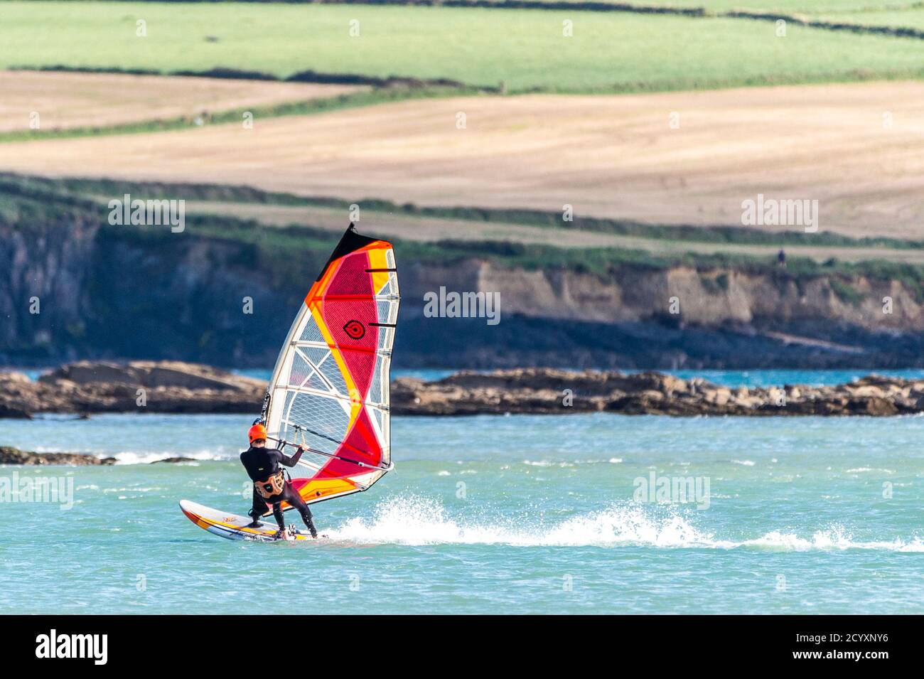 Garretstown, West Cork, Irland. Oktober 2020. Ein Windsurfer am Garretstown Beach macht das Beste aus den starken Winden, die durch Storm Alex verursacht werden. Aaran Young aus Kinsale verbrachte den Nachmittag Windsurfen, unter Ausnutzung der starken Winde. Quelle: AG News/Alamy Live News Stockfoto