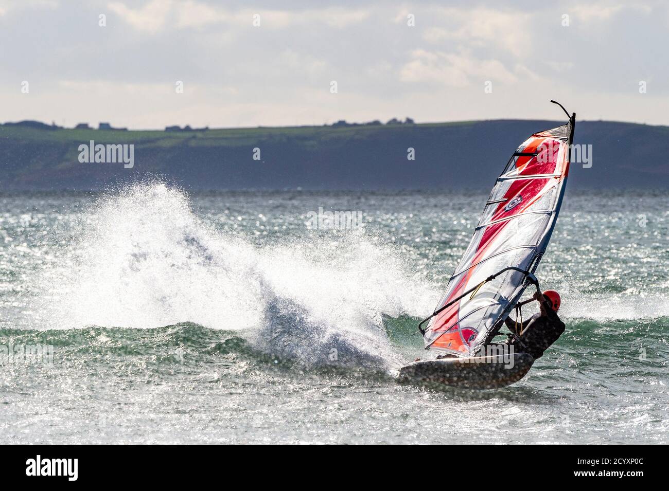 Garretstown, West Cork, Irland. Oktober 2020. Ein Windsurfer am Garretstown Beach macht das Beste aus den starken Winden, die durch Storm Alex verursacht werden. Aaran Young aus Kinsale verbrachte den Nachmittag Windsurfen, unter Ausnutzung der starken Winde. Quelle: AG News/Alamy Live News Stockfoto