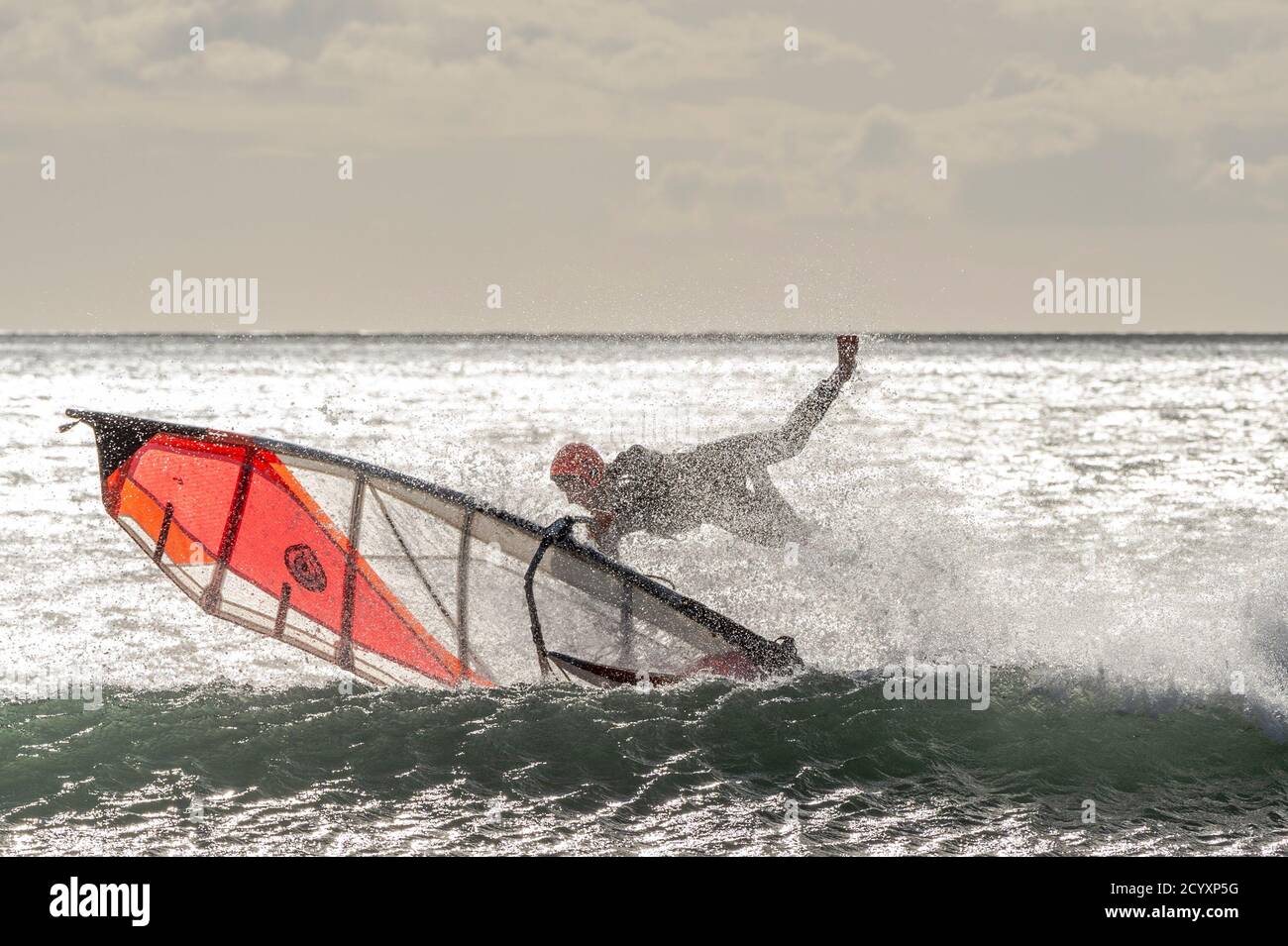 Garretstown, West Cork, Irland. Oktober 2020. Ein Windsurfer am Garretstown Beach macht das Beste aus den starken Winden, die durch Storm Alex verursacht werden. Aaran Young aus Kinsale verbrachte den Nachmittag Windsurfen, unter Ausnutzung der starken Winde. Quelle: AG News/Alamy Live News Stockfoto