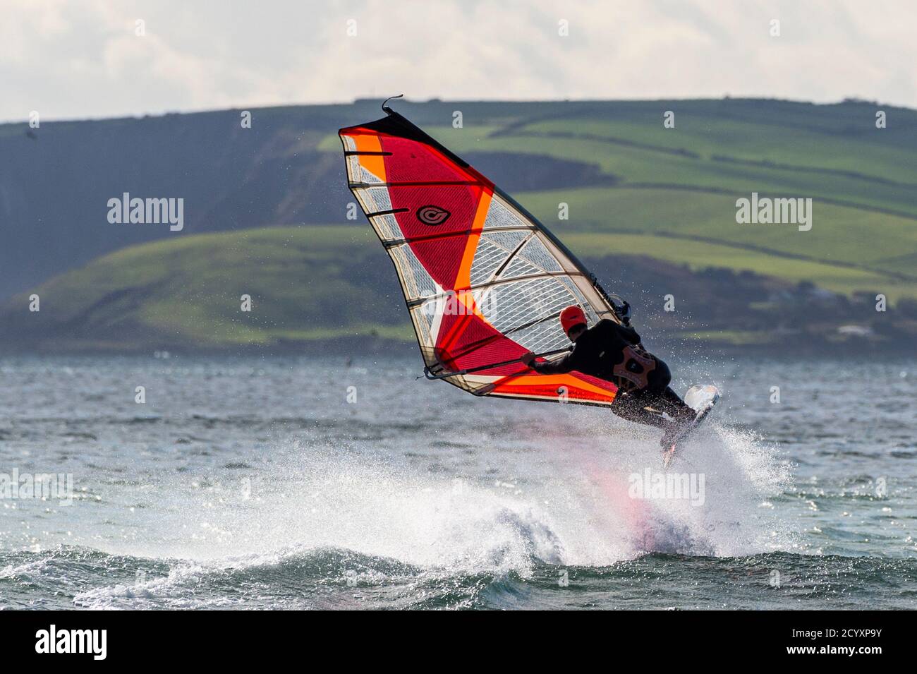 Garretstown, West Cork, Irland. Oktober 2020. Ein Windsurfer am Garretstown Beach macht das Beste aus den starken Winden, die durch Storm Alex verursacht werden. Aaran Young aus Kinsale verbrachte den Nachmittag Windsurfen, unter Ausnutzung der starken Winde. Quelle: AG News/Alamy Live News Stockfoto