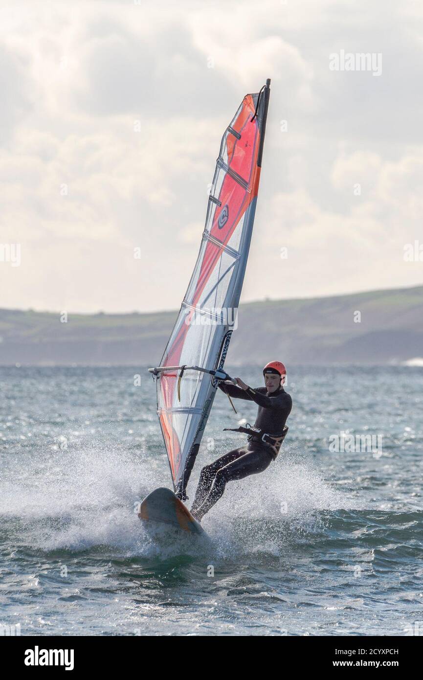 Garretstown, West Cork, Irland. Oktober 2020. Ein Windsurfer am Garretstown Beach macht das Beste aus den starken Winden, die durch Storm Alex verursacht werden. Aaran Young aus Kinsale verbrachte den Nachmittag Windsurfen, unter Ausnutzung der starken Winde. Quelle: AG News/Alamy Live News Stockfoto