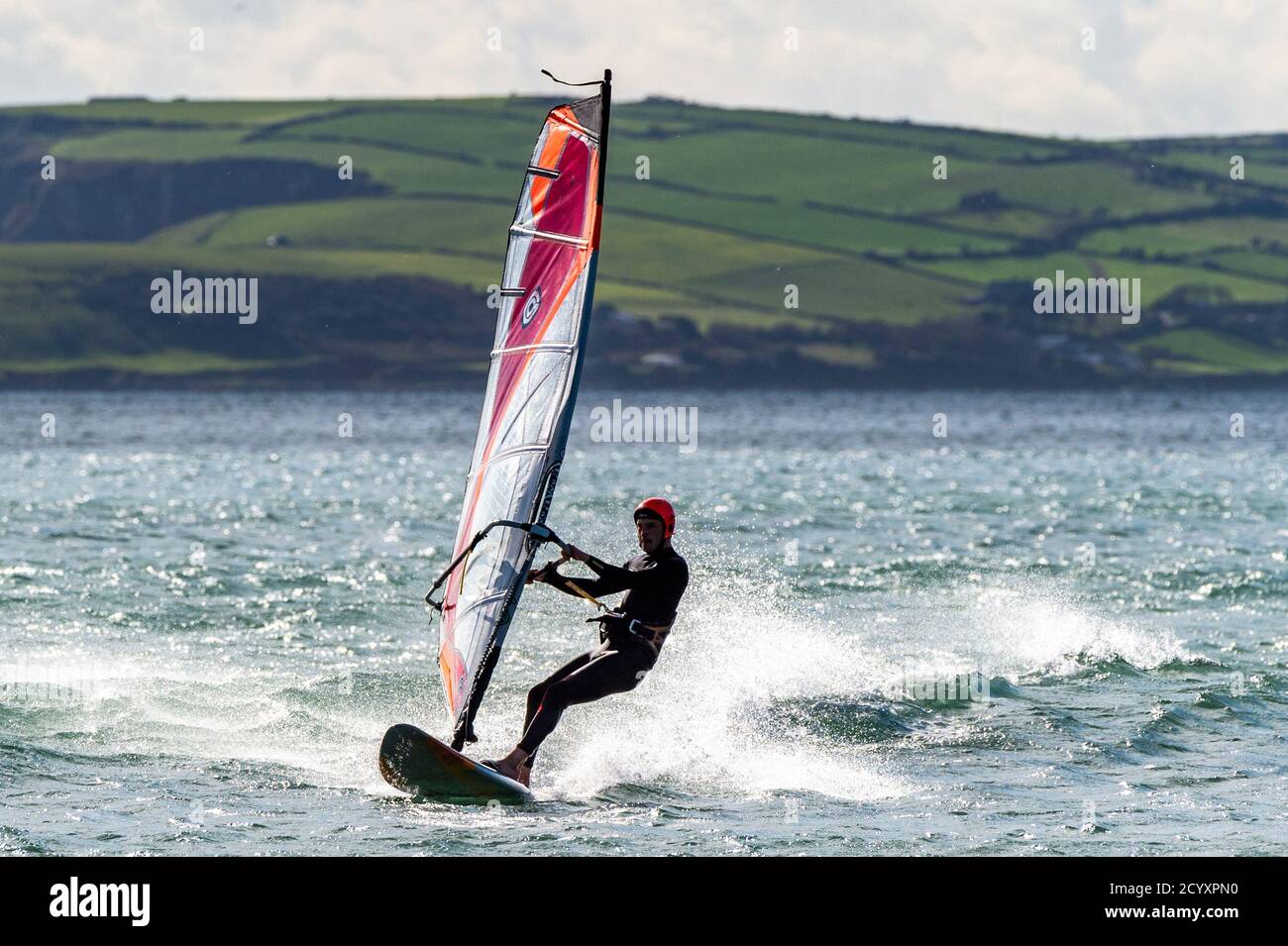 Garretstown, West Cork, Irland. Oktober 2020. Ein Windsurfer am Garretstown Beach macht das Beste aus den starken Winden, die durch Storm Alex verursacht werden. Aaran Young aus Kinsale verbrachte den Nachmittag Windsurfen, unter Ausnutzung der starken Winde. Quelle: AG News/Alamy Live News Stockfoto